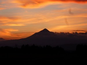 夕暮れの霧島山