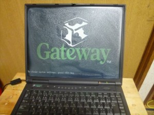 画面ベコベコ。でも、この頃のGatewayは徹底的にカスタマイズできてよかったなぁ。