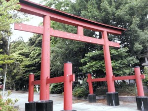 参道の鳥居。大鳥居は別にあります。