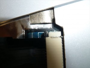 黒い四角の部分をマイナスドライバーで緩めます。