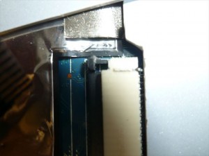 緩んだらこんな感じ。ケーブルは何もしなくても抜けちゃいます。