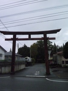 県道33号線に面した、稲荷神社の大鳥居