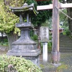 鳥居のそばに灯籠と稲荷神社の名前があります。