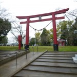 早馬神社の鳥居。稲荷神社に比べて新しいですね。