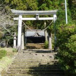 神社を正面から。森の中の神社・・・って感じです。