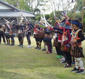 島津邸内にて。武将姿の子供たちの練習風景です。
