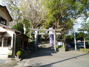 旭丘神社鳥居。左手にあるのが社務所です