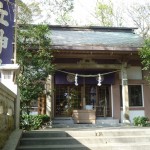 旭丘神社の社殿です。夜は、いつも灯籠に灯がともっていて、道路からでも明かりが見えます。
