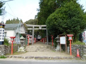 道路から撮影した御年神社の全景です。