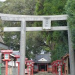 御年神社の鳥居から社殿を写しています。赤い灯籠や社殿は稲荷神社を彷彿とさせます。