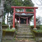 社殿前の鳥居です。個々の鳥居も赤いですね。