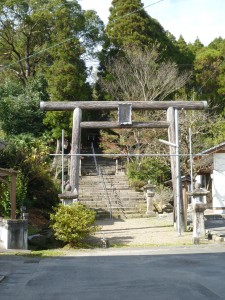 お正月に備えて注連縄を張るためと思われる足場？のようなものが作ってありました。