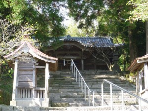 階段を上ると拝殿が見えてきます。