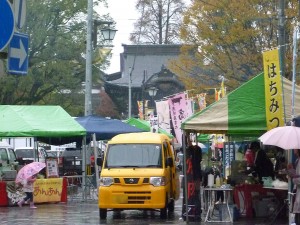 グルメフェスティバル会場です。奥に見える囁護寺が、良い感じです。