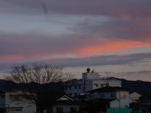 雲から、しっぽのように桐のようなものが垂れ下がり、それに夕日が当たって、不思議な感じがします。