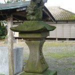 右手にある狛犬です。
