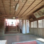 拝殿です。扉は開放されていて、奥に本殿が見えます。