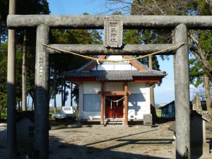 三股の御年神社とは全く雰囲気が違います。鳥居に
