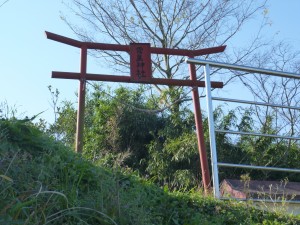 霧島神社の鳥居。鳥居も額束も手作り感がすごいです。