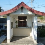 サイズとしては大きめの屋外社殿といった感じですが作りは神社という感じではないですね。