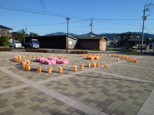 駅前ロータリーにも灯ろうが並んでいます。