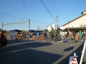 よかもんやの前。よかもん夜市は、こちらです。