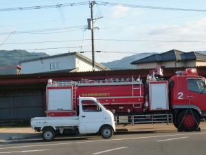 万が一に備えてでしょう。消防車も待機。