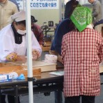 ついた餅は即丸めて振る舞われました。