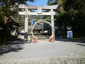 二の鳥居前に大きな茅の輪が設置されていました。