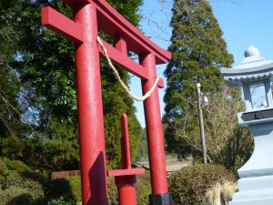 鳥居に注連縄が飾られていました。