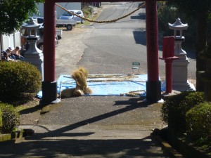 鳥居の前では注連縄作りが・・・。