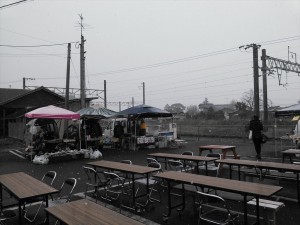 テーブルと椅子はたくさん出てたんですが、雪で濡れてお客さんほとんど座ってませんでした。（お店の中が解放されていました）