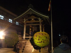 鐘つき堂です。今年はあまり待たずに付けました。