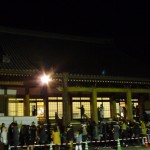 本堂前に並んでいるのは除夜の鐘をつきに来ている人たち。
