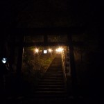 浄信寺となりの岡にある愛宕神社。遠くから見ると神社の階段に明かりがともっていて現像的でした。