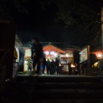 階段を上りきると神社が明るく浮かび上がります。