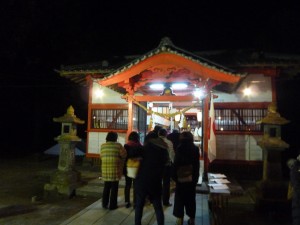 拝殿です。甘酒や御神酒が振る舞われていました。
