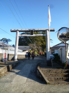一の鳥居。昔は石造りっぽかった記憶がありますが・・・。