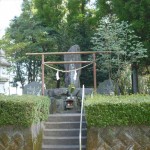 参道右手にある戦没者慰霊塔です。