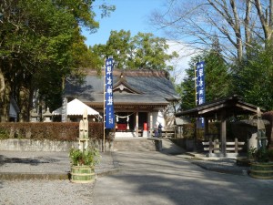 早水神社の拝殿です。小さくてわかりづらいかもしれませんが、菊紋が拝殿の屋根に確認できます。