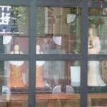 拝殿の中には髪長姫の人形が。