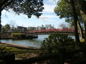 早見神社の社殿前に広がる池と、そこにかかる朱塗りの橋です。